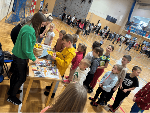 Ferie 2024 z profilaktyką w tle - dzieci na hali sportowej