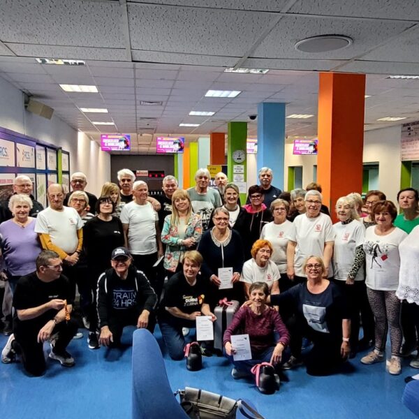 Kwiecień w Seniorze - grupa seniorów z dyplomami