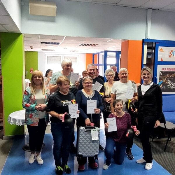 Kwiecień w Seniorze - grupa seniorów z dyplomami