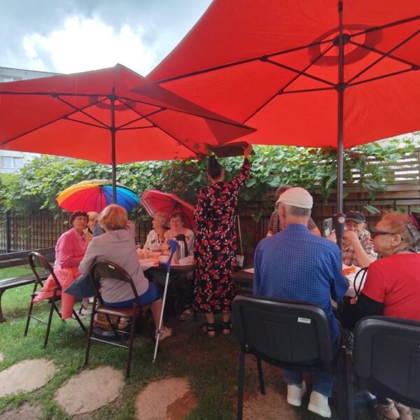 Lipiec w Seniorze - seniorzy odpoczywający w restauracji podczas posiłku