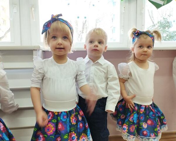 Dzień Babci i Dziadka w żłobku w Lubinie - dzieci podczas zabaw