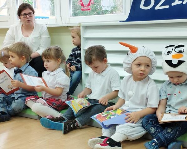 Dzień Babci i Dziadka w żłobku w Lubinie - dzieci podczas zabaw