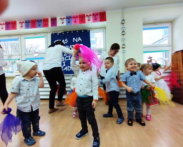 Dzień Babci i Dziadka w żłobku w Lubinie - dzieci podczas zabaw
