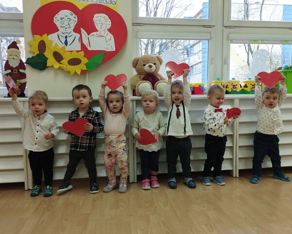 Dzień Babci i Dziadka w żłobku w Lubinie - dzieci podczas zabaw