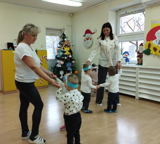 Dzień Babci i Dziadka w żłobku w Lubinie - dzieci podczas zabaw