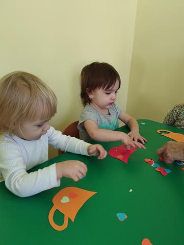 Dzień Babci i Dziadka w żłobku w Lubinie - dzieci podczas zabaw