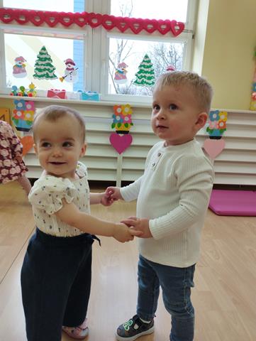 Dzień Babci i Dziadka w żłobku w Lubinie - dzieci podczas zabaw