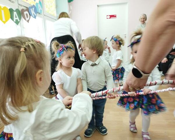 Dzień Babci i Dziadka w żłobku w Lubinie - dzieci podczas zabaw