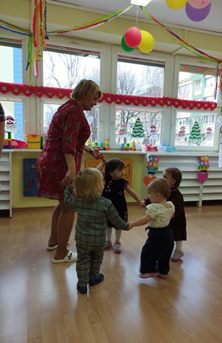 Dzień Babci i Dziadka w żłobku w Lubinie - dzieci podczas zabaw tanecznych