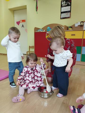 Dzień Babci i Dziadka w żłobku w Lubinie - dzieci podczas zabaw