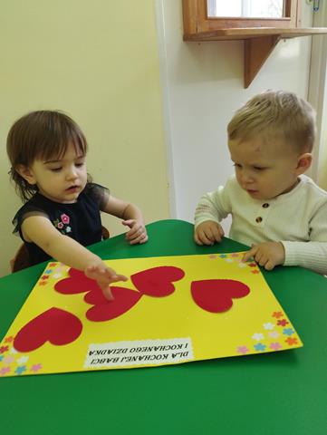 Dzień Babci i Dziadka w żłobku w Lubinie - dzieci podczas zabaw