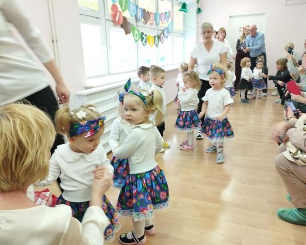 Dzień Babci i Dziadka w żłobku w Lubinie - dzieci podczas zabaw