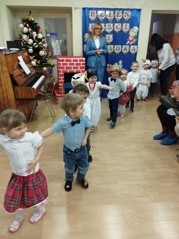 Dzień Babci i Dziadka w żłobku w Lubinie - dzieci podczas zabaw