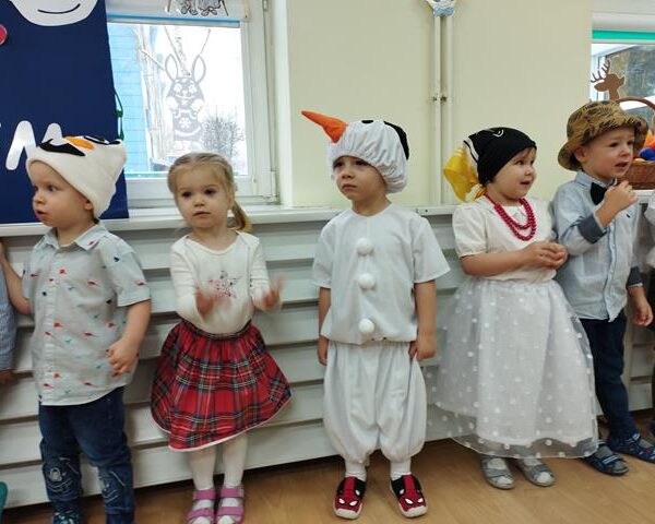 Dzień Babci i Dziadka w żłobku w Lubinie - dzieci podczas zabaw