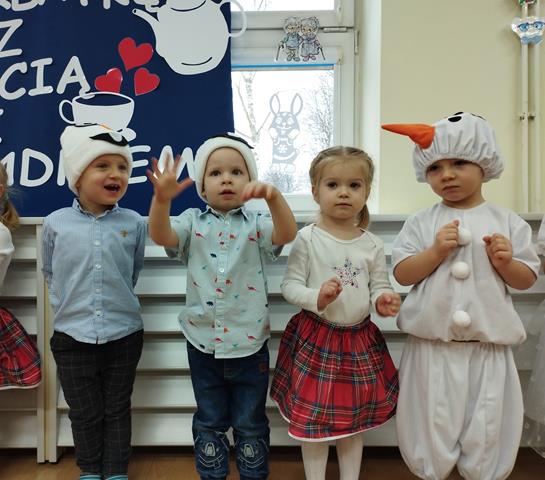Dzień Babci i Dziadka w żłobku w Lubinie - dzieci podczas zabaw