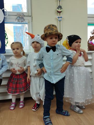 Dzień Babci i Dziadka w żłobku w Lubinie - dzieci podczas zabaw