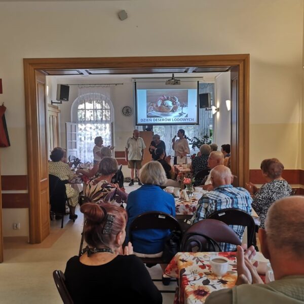 Sierpień w Seniorze - seniorzy podczas dnia deserów lodowych