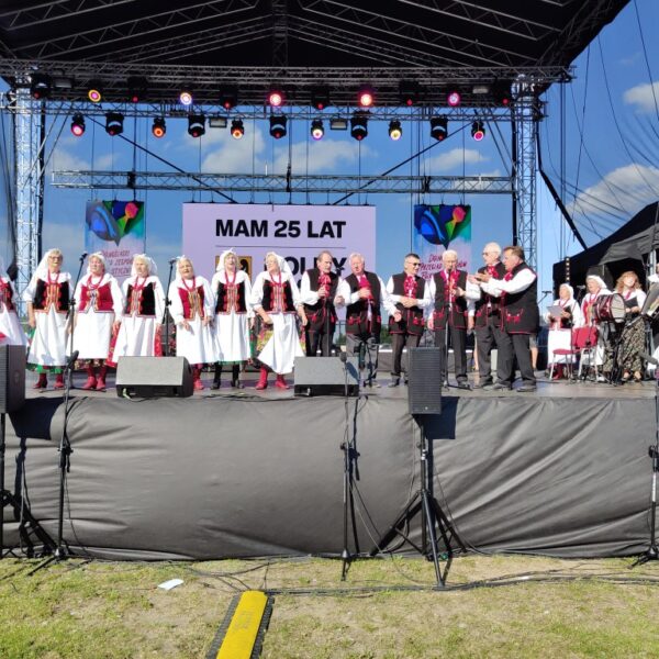 Sierpień w Seniorze - występ artystyczny seniorów na scenie