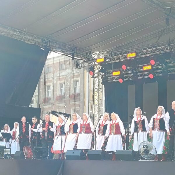 Sierpień w Seniorze - występ artystyczny seniorów na scenie