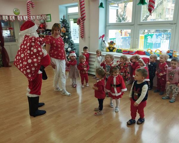 Święty Mikołaj w żłobku w Lubinie - dzieci podczas zabawy z Mikołajem