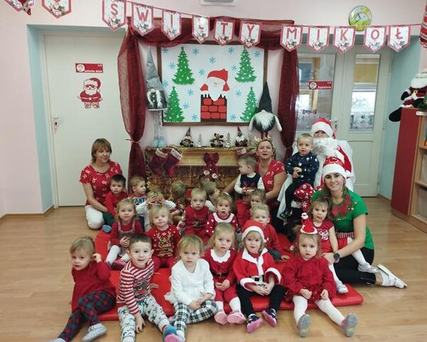 Święty Mikołaj w żłobku w Lubinie - dzieci wraz z Mikołajem i paniami opiekunkami