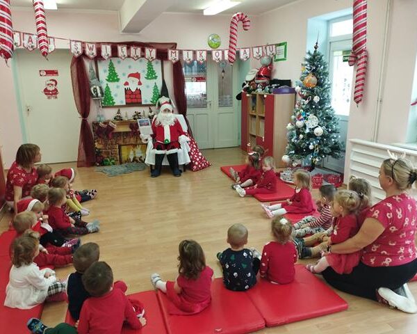 Święty Mikołaj w żłobku w Lubinie - dzieci z paniami opiekunkami i Mikołajem