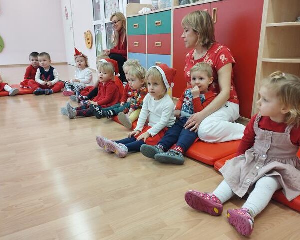 Święty Mikołaj w żłobku w Lubinie - dzieci z paniami opiekunkami