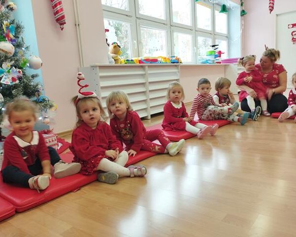 Święty Mikołaj w żłobku w Lubinie - dzieci z paniami opiekunkami