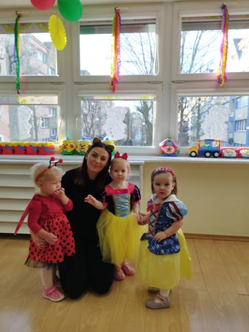 Zabawa karnawałowa w żłobku w Lubinie - dzieci w przebraniu podczas zabaw