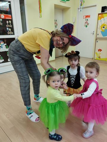 Zabawa karnawałowa w żłobku w Lubinie - dzieci w przebraniu podczas zabaw