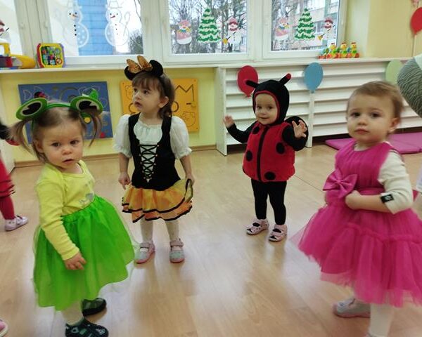 Zabawa karnawałowa w żłobku w Lubinie - dzieci w przebraniu podczas zabaw