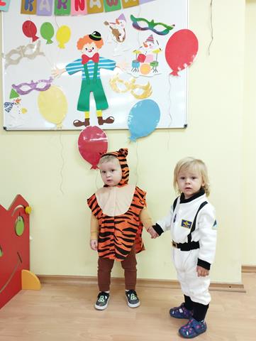 Zabawa karnawałowa w żłobku w Lubinie - dzieci w przebraniu