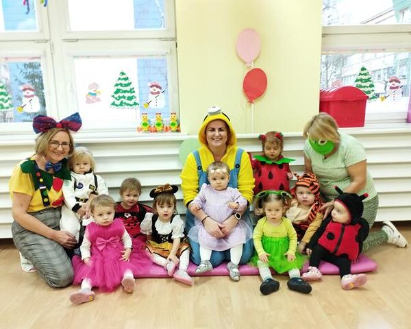 Zabawa karnawałowa w żłobku w Lubinie - dzieci w przebraniu