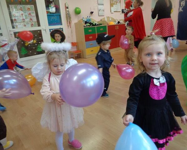 Zabawa karnawałowa w żłobku w Lubinie - dzieci w przebraniu z balonami