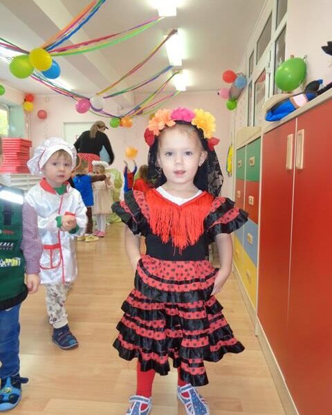 Zabawa karnawałowa w żłobku w Lubinie - dzieci w przebraniu podczas zabaw