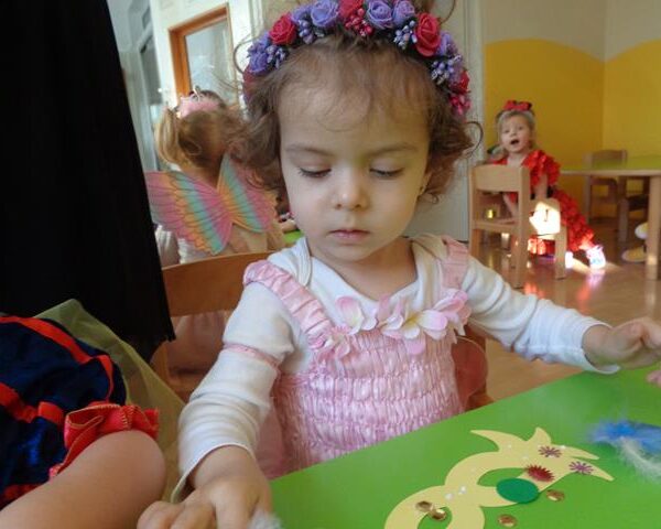 Zabawa karnawałowa w żłobku w Lubinie - dzieci podczas zabaw