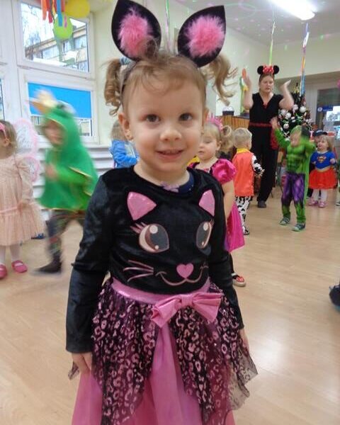 Zabawa karnawałowa w żłobku w Lubinie - dzieci w przebraniu