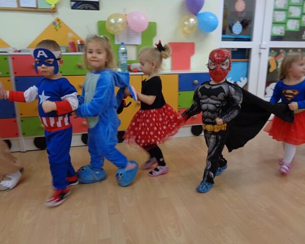 Zabawa karnawałowa w żłobku w Lubinie - dzieci w przebraniu podczas zabaw