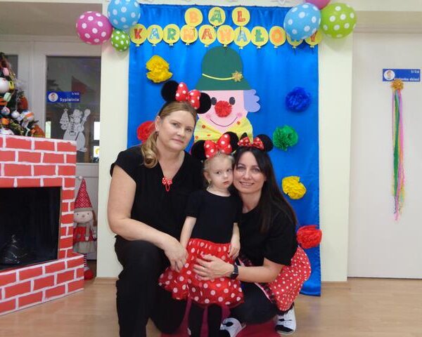 Zabawa karnawałowa w żłobku w Lubinie - dzieci w przebraniu