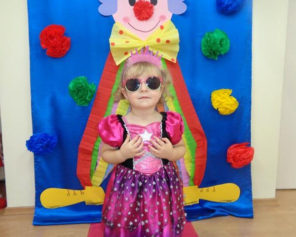 Zabawa karnawałowa w żłobku w Lubinie - dzieci w przebraniu