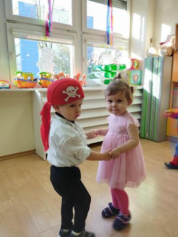 Zabawa karnawałowa w żłobku w Lubinie - dzieci w przebraniu podczas zabaw taecznych