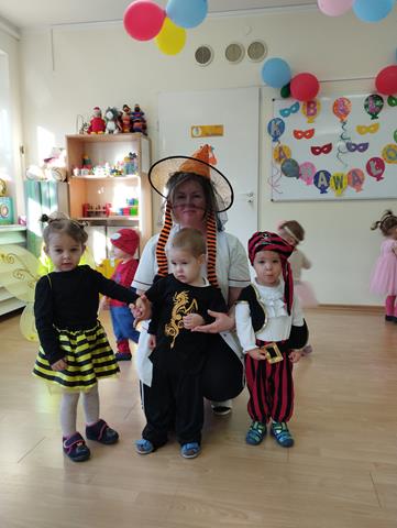 Zabawa karnawałowa w żłobku w Lubinie - dzieci w przebraniu podczas zabaw
