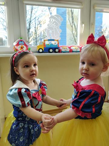 Zabawa karnawałowa w żłobku w Lubinie - dzieci w przebraniu podczas zabaw