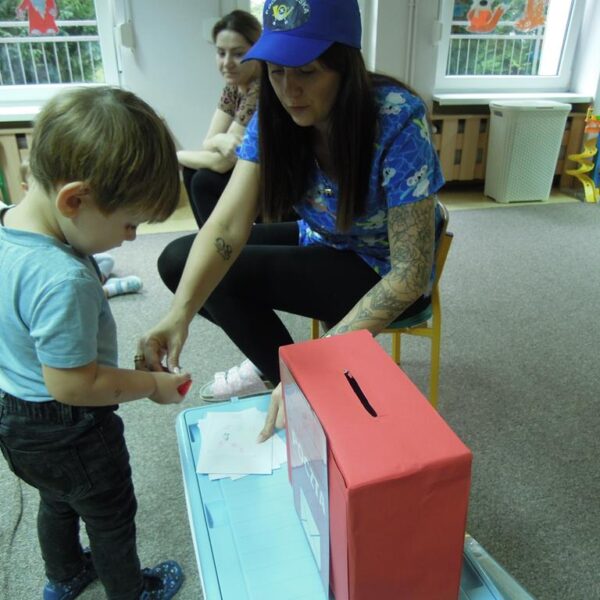 Dzień Znaczka Pocztowego -zajęcia w grupie III - dzieci podczas zajęć