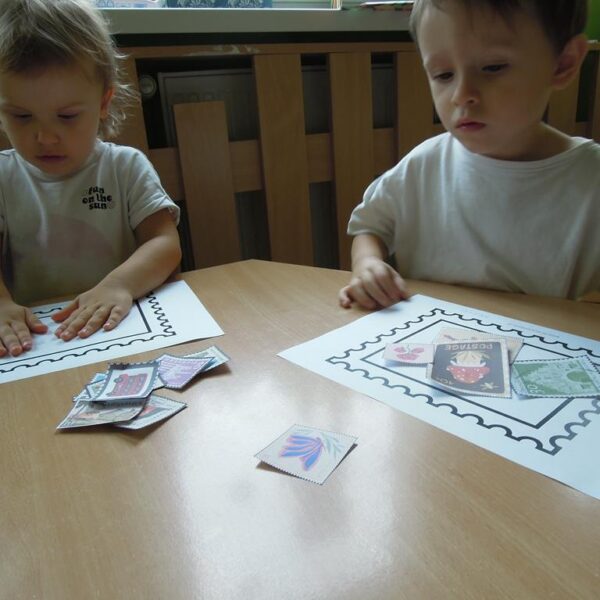 Dzień Znaczka Pocztowego -zajęcia w grupie III - dzieci podczas zajęć