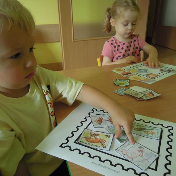 Dzień Znaczka Pocztowego -zajęcia w grupie III - dzieci podczas zajęć