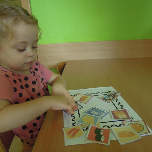 Dzień Znaczka Pocztowego - zajęcia w grupie III - dzieci podczas zajęć