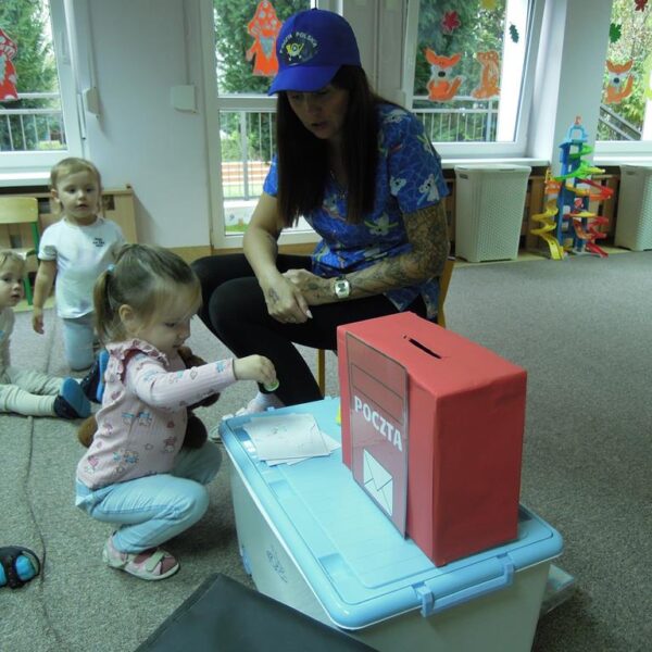 Dzień Znaczka Pocztowego -zajęcia w grupie III - dzieci podczas zajęć