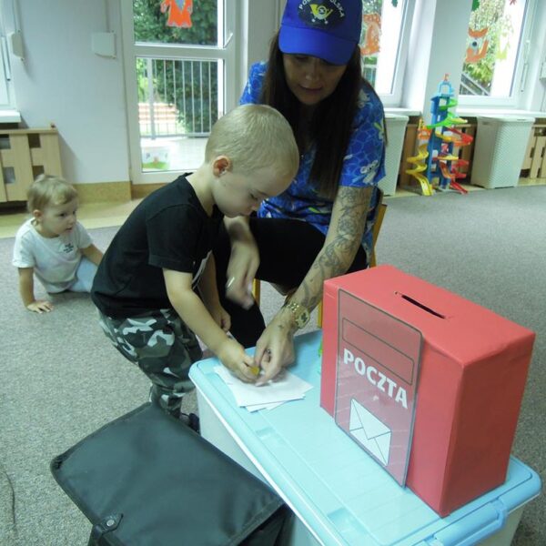 Dzień Znaczka Pocztowego -zajęcia w grupie III - dzieci podczas zajęć