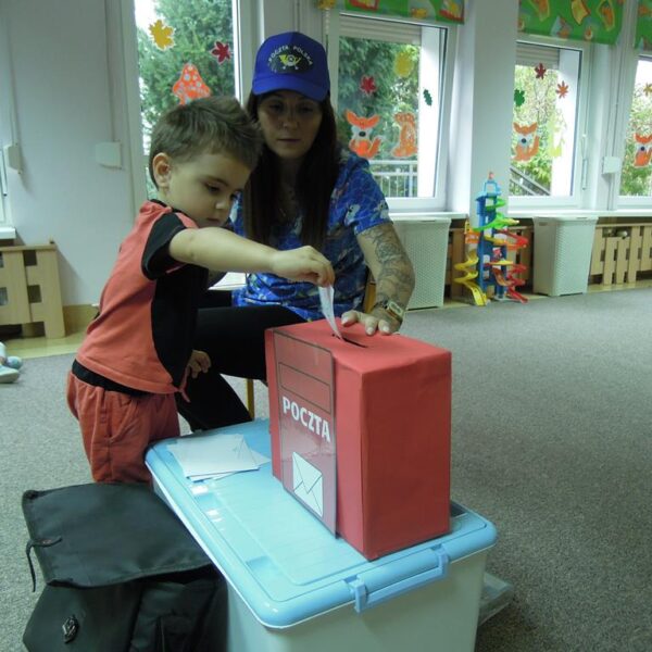 Dzień Znaczka Pocztowego -zajęcia w grupie III - dzieci podczas zajęć